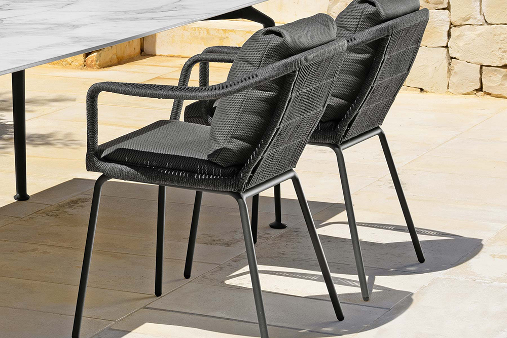 TALENTI sedia con braccioli da esterni CRUISE ALU Collezione Icon (Graphite  / White-cool grey - Tessuto e alluminio verniciato) 