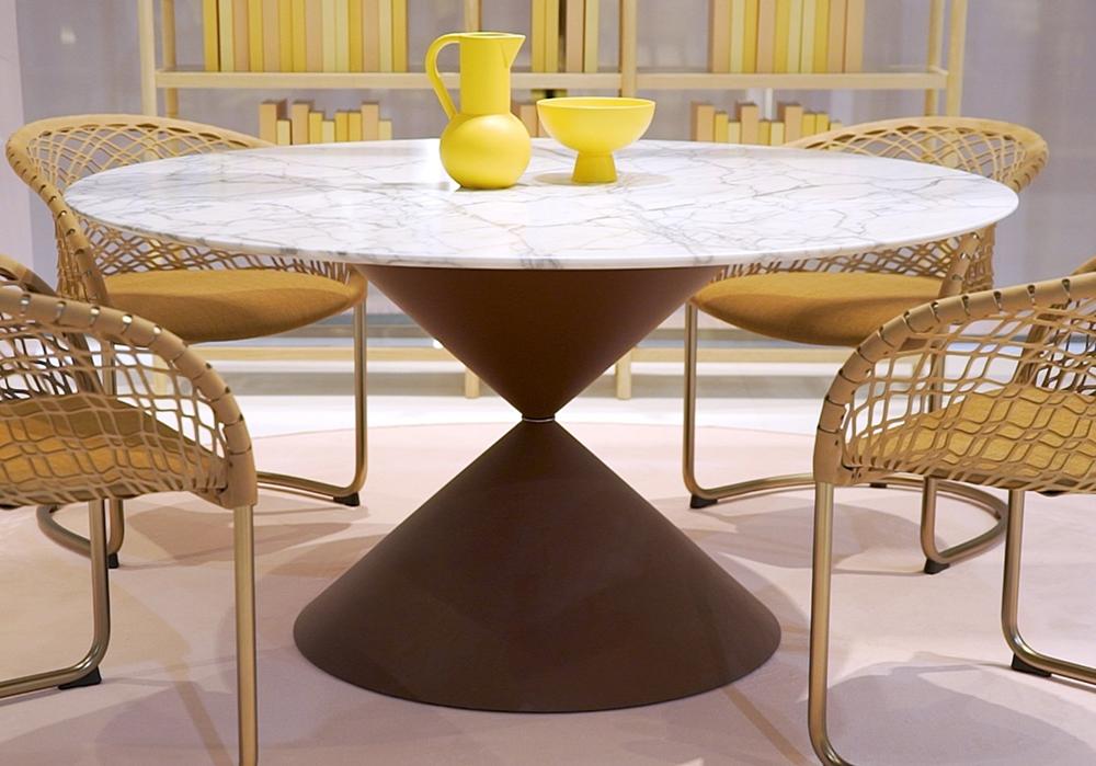 Tavolo rotondo in metallo dorato e piano in vetro